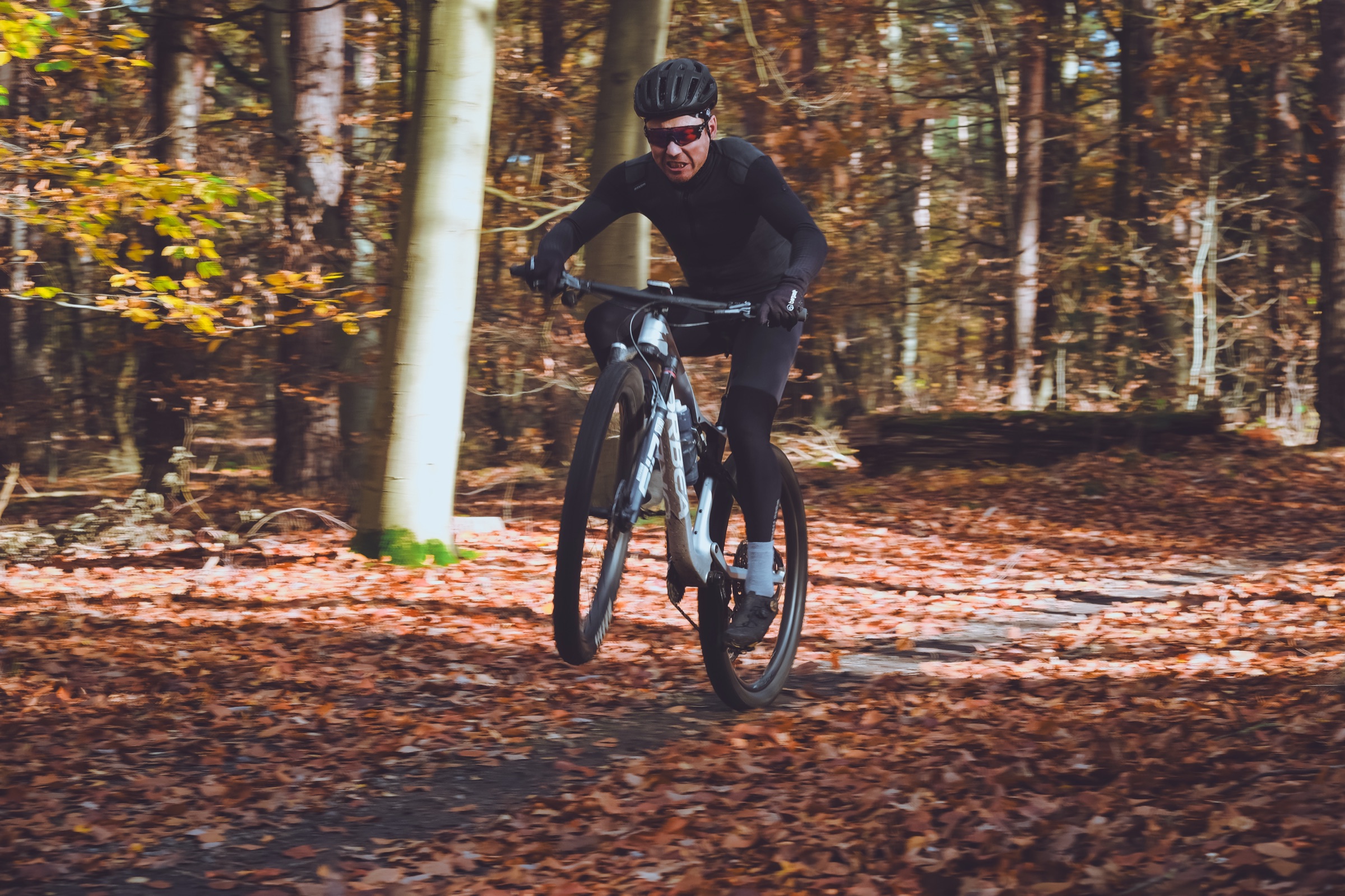 Herbst — Gravelbike im Blätterteppich