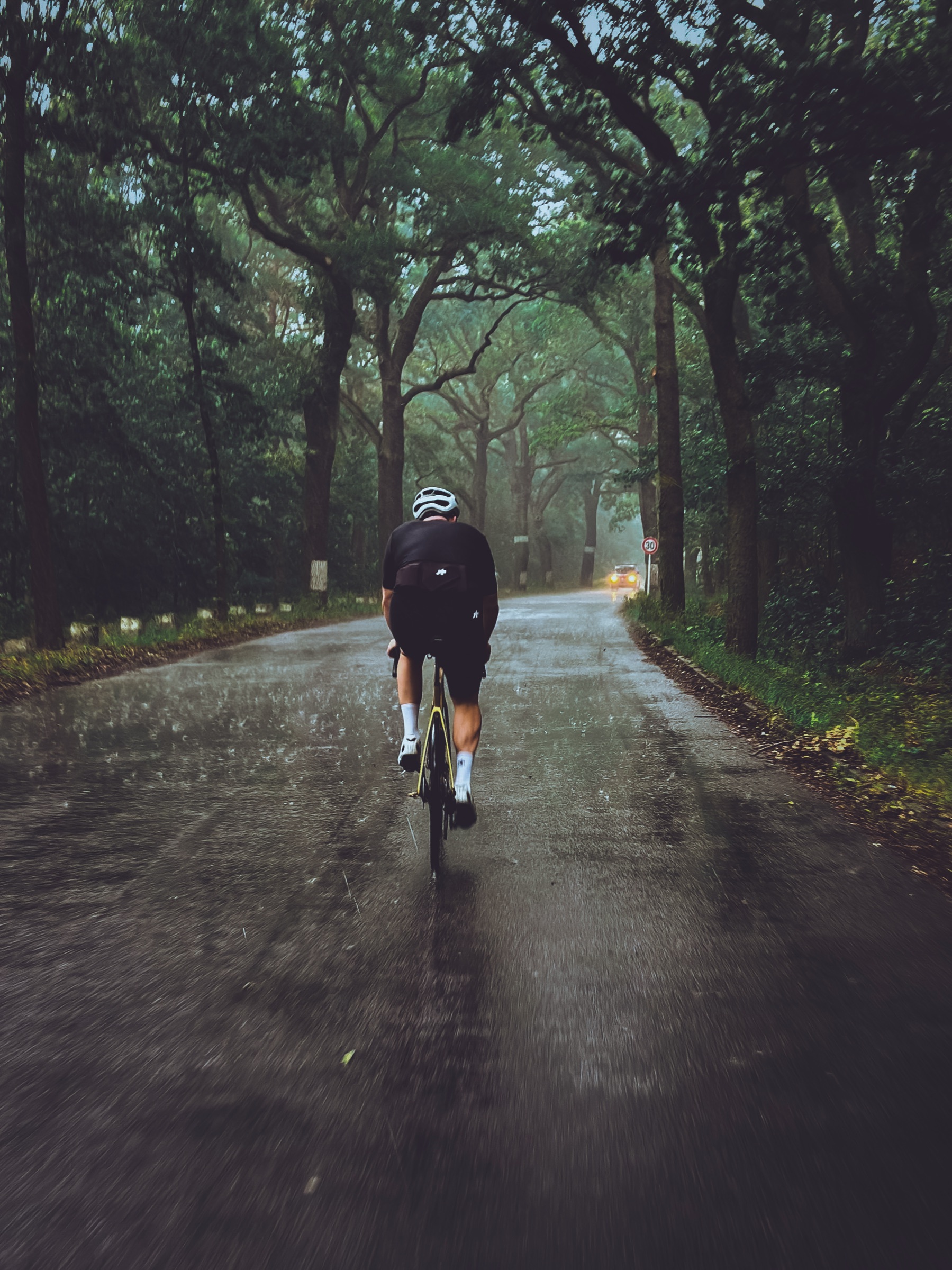 Frühling — Fahrer im Regen
